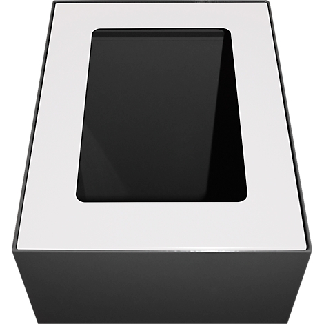 Une boîte noire bordée de blanc avec un évidement rectangulaire.