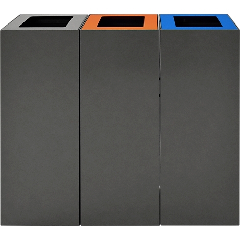 Trois poubelles grises côte à côte. Les ouvertures sont encadrées en noir, orange et bleu.