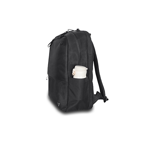 Schwarzer Rucksack mit einer weiÃŸen Wasserflasche in der Seitentasche. Der Rucksack hat zwei Schultergurte und einen Tragegriff.