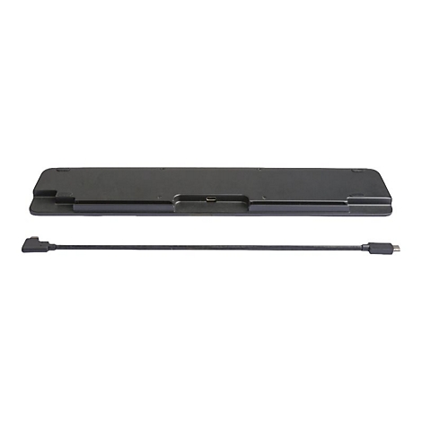 Ein schwarzer Tablet-StÃ¤nder mit Kabel. Der StÃ¤nder hat eine rechteckige Form und ist mit einer Aussparung fÃ¼r den Anschluss ausgestattet.