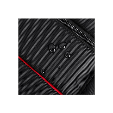 Nahaufnahme von schwarzem, wasserabweisendem Textil, rote Naht, Reißverschluss, Wassertropfen.