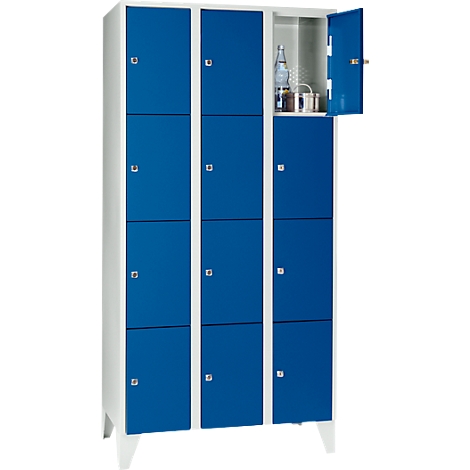 Blauwe en witte kast met één open deur. Een waterfles en beker zijn zichtbaar in de kast.