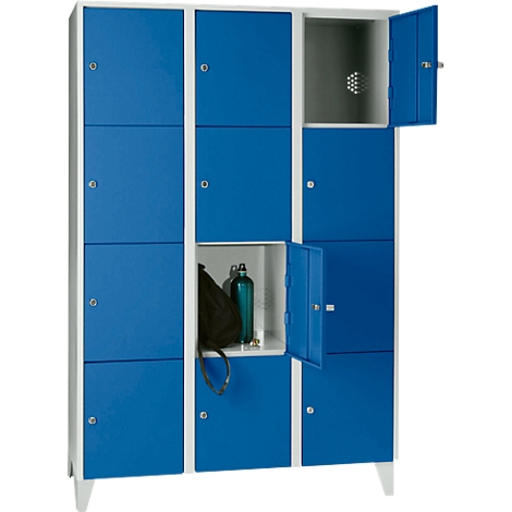 Blauwe locker met open deur. Binnenin: tas en waterfles. Wit frame.