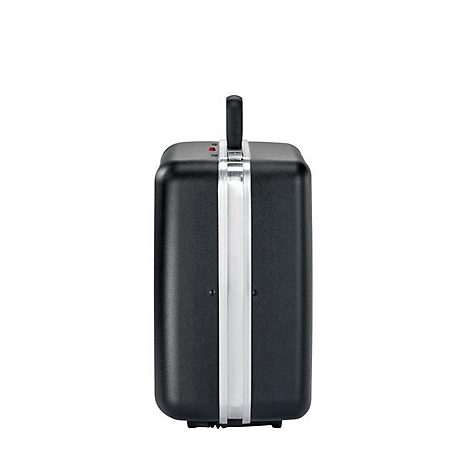 Valise noire avec une bande argentée au milieu et une poignée sur le dessus.