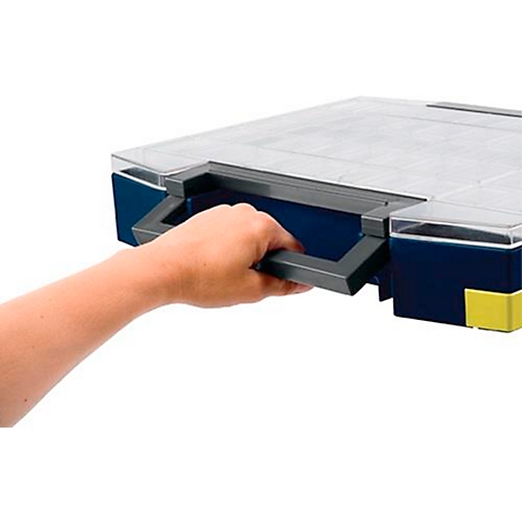 Une main atteint la poignée d'une boîte à outils bleue. Le couvercle est transparent.