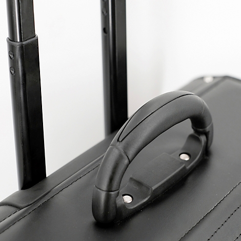 Gros plan d'une valise noire avec poignée et poignées extensibles.