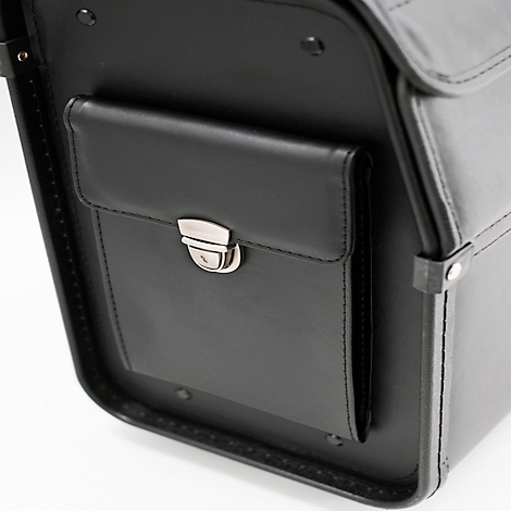 Gros plan sur un sac en cuir noir avec une petite poche avant et un fermoir argenté.