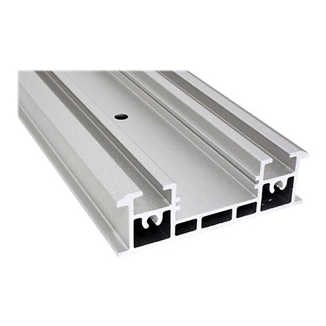 Aluminiumprofil mit komplexer Geometrie und einer mittigen Bohrung auf weißem Hintergrund.