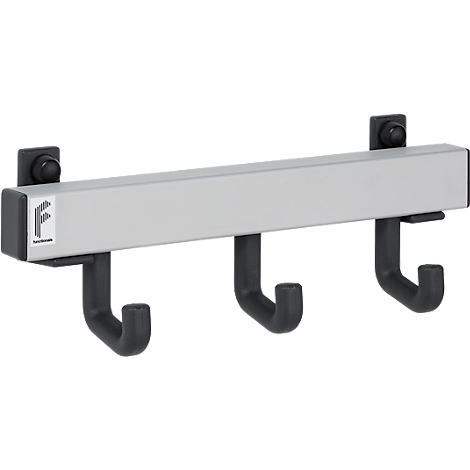 Zilveren wandgarderobe met drie zwarte haken. Het 'F' logo is zichtbaar op de balk.