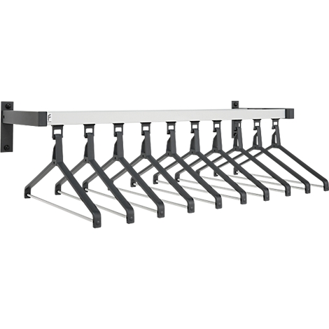 Wandgarderobe met grijze kleerhangers; beugel aan de muur bevestigd. Hangende kleding, een praktische oplossing voor het opbergen van kleding.