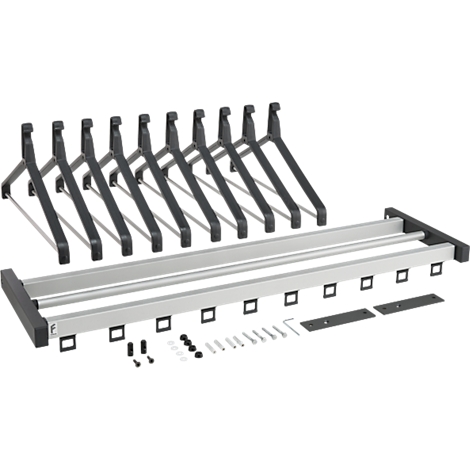 Kledingrek met hangers en accessoires op een witte achtergrond.