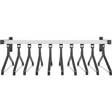 Wandgarderobe met grijze houder en zwarte kleerhangers.