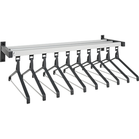 Wandgarderobe met kleerhangers. Zwarte kleerhangers hangen onder een zilveren plank.