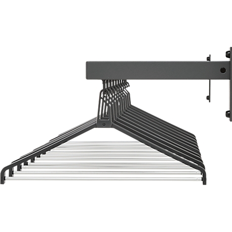 Metalen kledingrek aan de muur gemonteerd, hangers hangen. De achtergrond is wit.