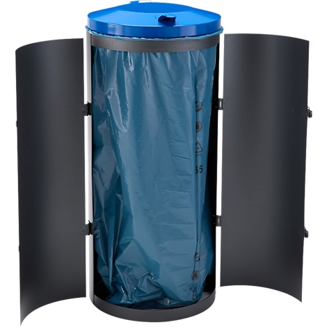 Mülltonne mit blauem Deckel, offene schwarze Türen, blauer Müllsack.