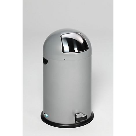 Grijze vuilnisbak met deksel, voetpedaal en chromen opening. Op een lichte achtergrond.