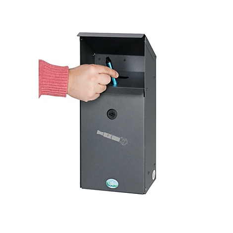 Grijze brievenbus, persoon gooit blauwe pen in.