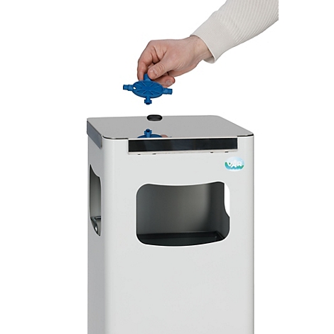 Eine Hand hält einen blauen Deckel über einem weißen Abfalleimer. Auf dem Eimer ist ein Logo abgebildet.