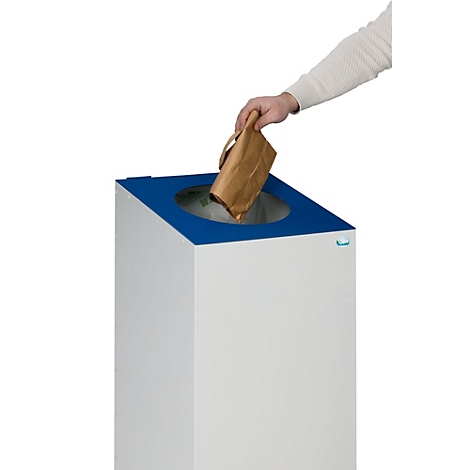 Eine Hand wirft eine Papiertüte in einen weiss-blauen Mülleimer.