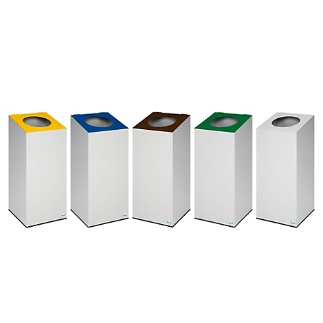 Vijf vuilnisbakken met gekleurde deksels: geel, blauw, bruin, groen, grijs. De witte containers hebben schuine openingen.