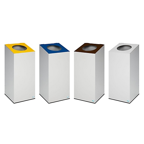 Vier witte vuilnisbakken met gekleurde deksels: geel, blauw, bruin en wit, allemaal op een witte achtergrond.