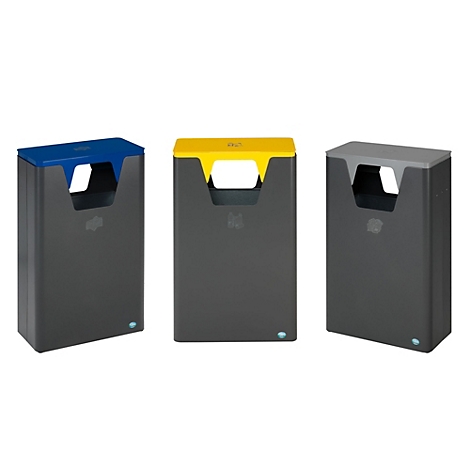 Drie grijze vuilnisbakken met gekleurde deksels: blauw, geel en grijs. Elke bak heeft een rechthoekige container met een handvat.
