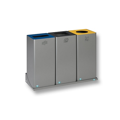 Grijze recyclingbakken met drie containers, met blauwe, zwarte en gele deksels. Stickers voor verschillende soorten afval.