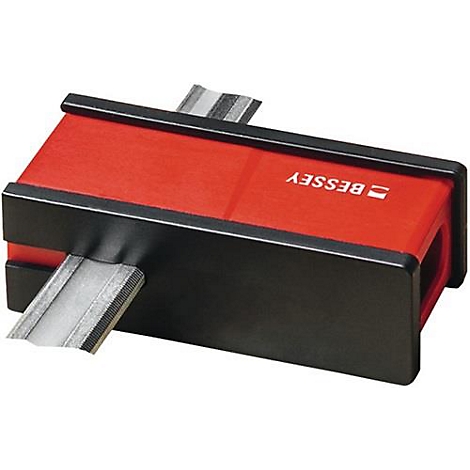 Een rood en zwart gereedschap met de tekst "BESSEY". In het midden zit een stuk metaal.