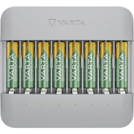 Grauer VARTA-Akku-Ladegerät mit acht Akkus. Die Akkus haben eine grüne und goldfarbene Beschriftung mit dem Schriftzug "VARTA RECHARGE ACCU".