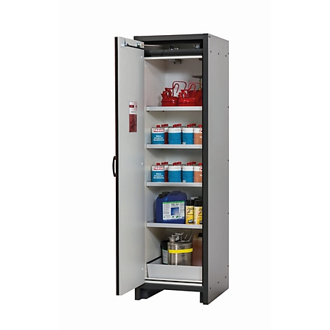 Een kast met open deur, gevuld met containers en chemicaliën. Labels zijn zichtbaar.