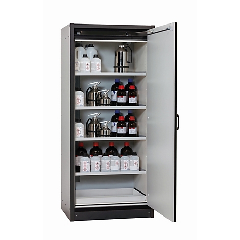 Een open laboratoriumkast met planken, gevuld met chemische flessen, canisters en sproeiers.