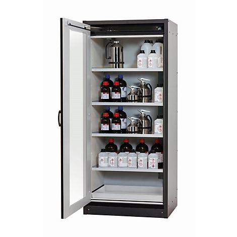 Kast met chemicaliën, deur open. Flessen met rode en witte etiketten op planken.