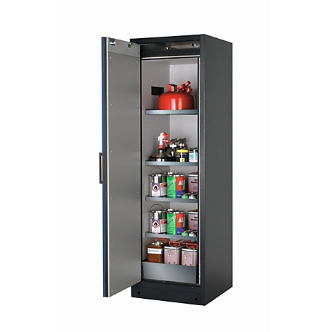 Open donkere kast gevuld met diverse containers, gereedschap en een rode gasfles op planken.