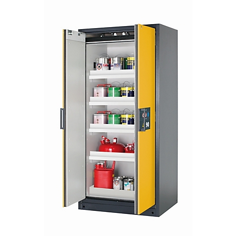 Open, geelgrijze veiligheidskast, witte binnenkant met diverse containers op planken.