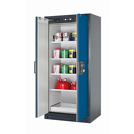 Open stalen kast met witte planken en blikken, rood, groen en geel. Blauwe deuren met slot en 90-teken.