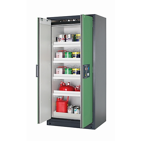 Open groene veiligheidskast met diverse containers en vloeistoffen op planken.