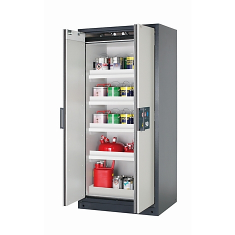 Een open veiligheidskast gevuld met diverse containers, planken en een rode jerrycan.