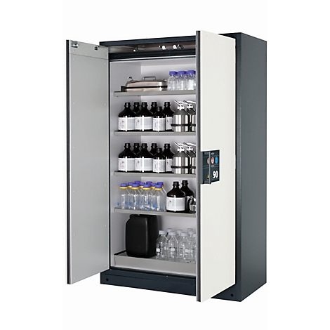 Open laboratoriumkast met chemicaliën en flessen. Op de deur is een bedieningspaneel met het nummer 90 te zien.