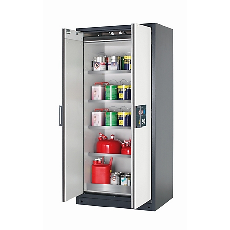 Veiligheidscontainer, open deur met planken vol canisters en blikken. Rechts een bedieningspaneel met het nummer 90.
