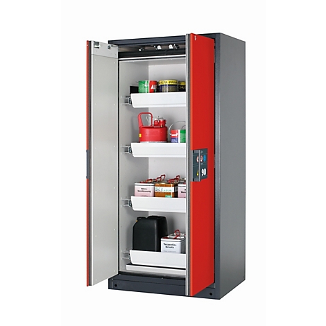 Een open veiligheidskast met rode deuren, met verschillende containers en flessen op witte planken.