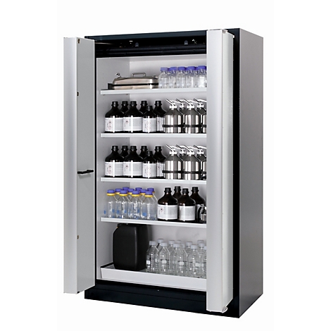 Open grijze kast met glazen flessen op planken. Kastdeuren staan open.