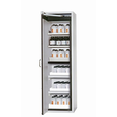 Een open laboratoriumkast met diverse chemische flessen op planken.