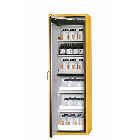 Gele kast met open deur gevuld met chemische flessen. Witte planken. Zwarte handgreep.