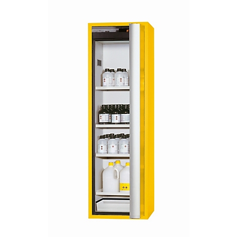 Gele veiligheidskast met open deur gevuld met chemische flessen op witte planken.