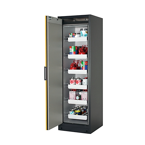 Kast met open deuren, gevuld met diverse producten. Plankjes met eten en apparatuur. De kast is grijs met gele accenten.