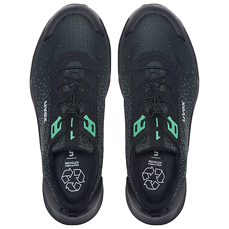 Twee zwarte veiligheidsschoenen met turquoise-groene accenten. Bovenaanzicht. Uvex-opschrift op de tong en gerecycled materiaal logo.