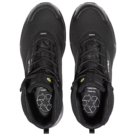 Bovenaanzicht van twee zwarte veiligheidsschoenen. Veters, merklogo en recyclingsymbool zijn zichtbaar.