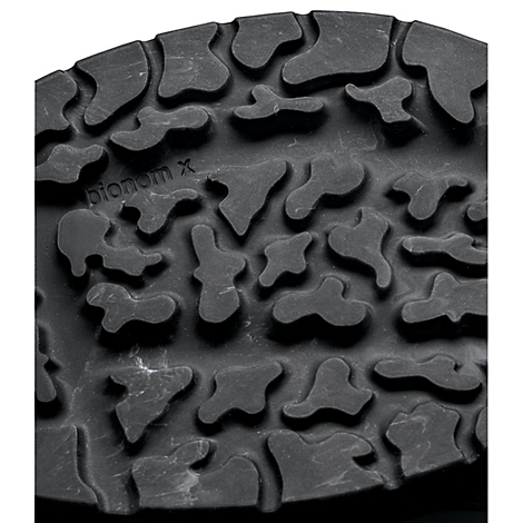 Close-up van de zool van een schoen met een patroon van onregelmatige, donkere vormen. "bionom x" is in het rubber verwerkt.