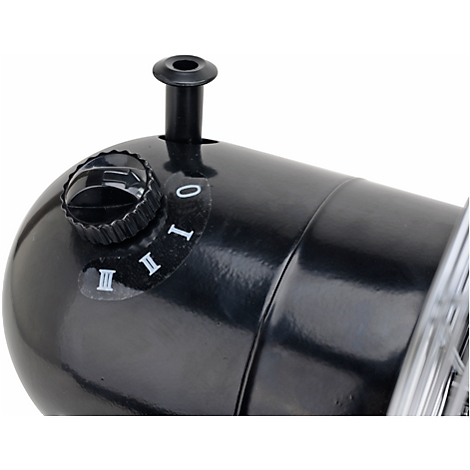 Gros plan sur un ventilateur noir. Un bouton rotatif indique les niveaux de vitesse 0, I, II, III. Une tige noire en haut.