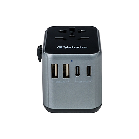 Grauer Verbatim Reiseadapter mit zwei USB-A- und zwei USB-C-Anschlüssen vor weißem Hintergrund.